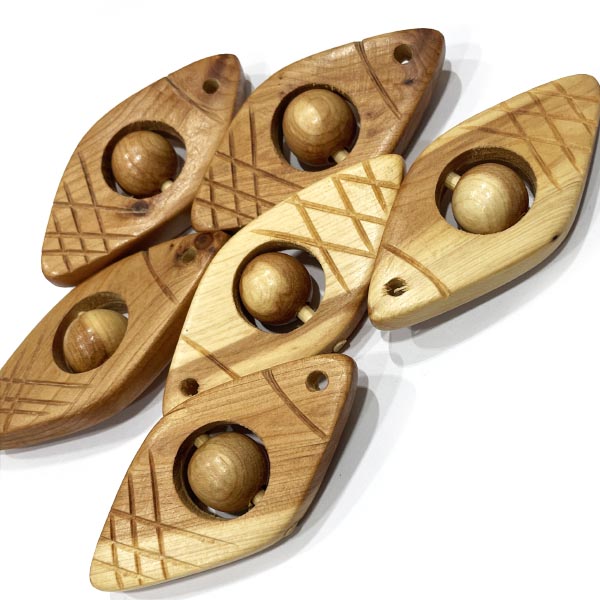 Подвеска рыбка с бусиной можжевеловая (13140) в интернет-магазине Detkidetki.ru